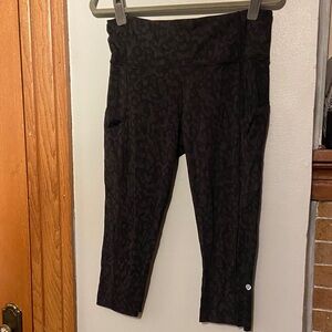 Lululemon black print Capri (18” inseam) size 10 Leggings